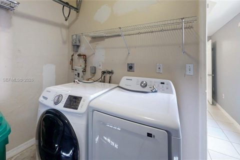 Condominio en venta en Miami, Florida, 4 dormitorios, 156.08 m2 № 2055802 - foto 28