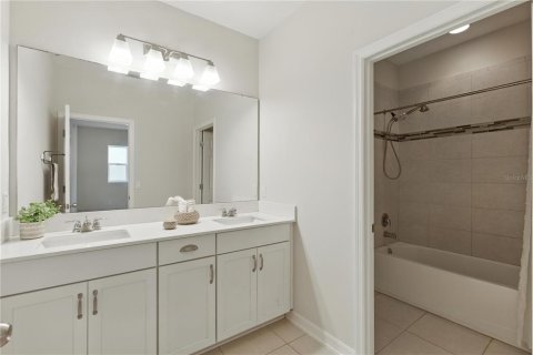 House in Winter Garden, Florida 3 bedrooms, 219.99 sq.m. № 1874028 - photo 23