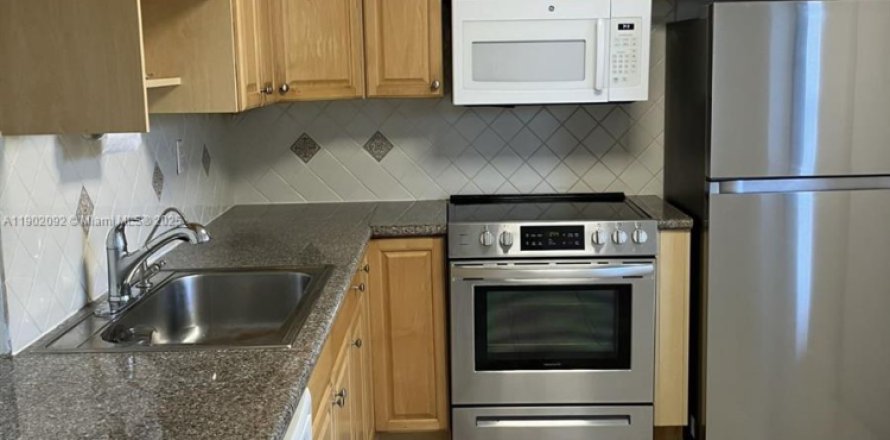 Apartment in Miami, Florida 2 bedrooms, 107.4 sq.m. № 1953532