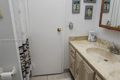 Condo in Lauderdale Lakes, Florida, 2 bedrooms  № 2003953 - photo 16