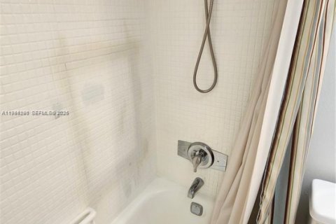 Condo in Lauderdale Lakes, Florida, 2 bedrooms  № 2003953 - photo 22