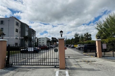 Condo in Lauderdale Lakes, Florida, 2 bedrooms  № 2003953 - photo 23