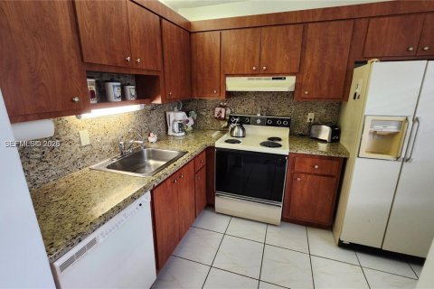 Condo in Lauderdale Lakes, Florida, 2 bedrooms  № 2003953 - photo 2