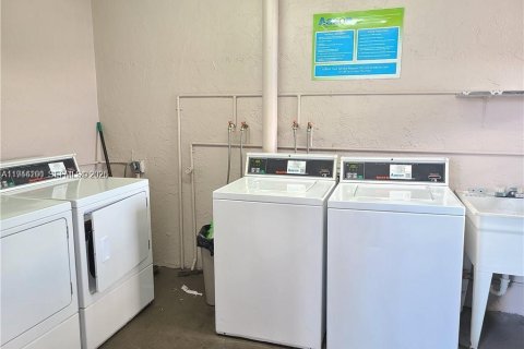 Condo in Lauderdale Lakes, Florida, 2 bedrooms  № 2003953 - photo 30