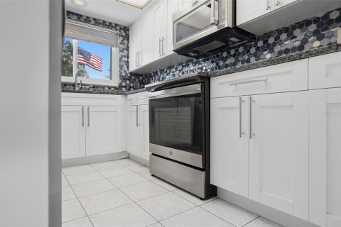 Townhouse in Tampa, Florida 2 bedrooms, 135.82 sq.m. № 2350034 - photo 8