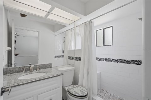 Townhouse in Tampa, Florida 2 bedrooms, 135.82 sq.m. № 2350034 - photo 20