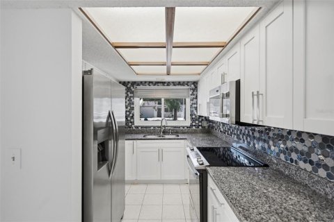 Townhouse in Tampa, Florida 2 bedrooms, 135.82 sq.m. № 2350034 - photo 7