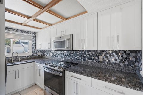 Townhouse in Tampa, Florida 2 bedrooms, 135.82 sq.m. № 2350034 - photo 6