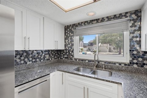 Townhouse in Tampa, Florida 2 bedrooms, 135.82 sq.m. № 2350034 - photo 9