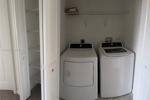 Townhouse in Homestead, Florida 3 bedrooms, 124.02 sq.m. № 2071207 - photo 5
