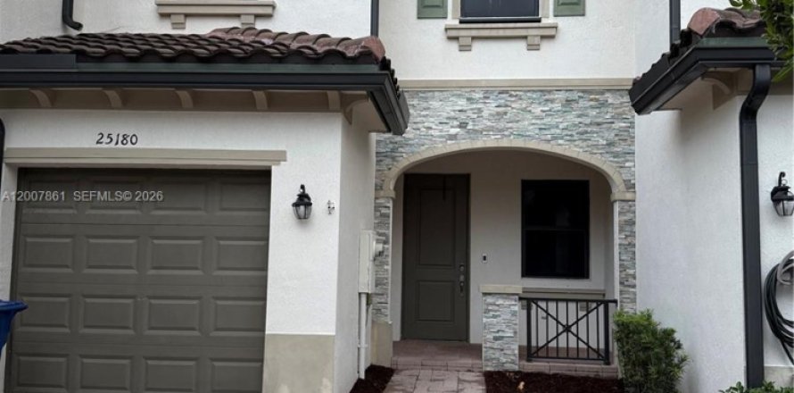 Townhouse in Homestead, Florida 3 bedrooms, 124.02 sq.m. № 2071207