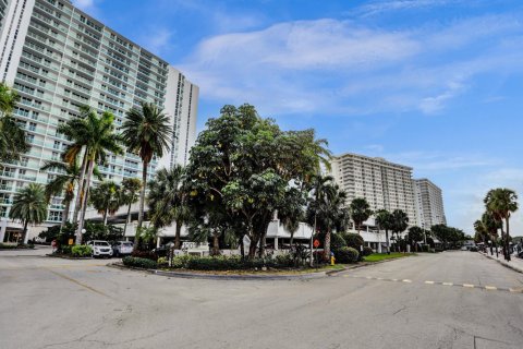 Condominio en alquiler en Sunny Isles Beach, Florida, 1 dormitorio, 126.07 m2 № 891924 - foto 1