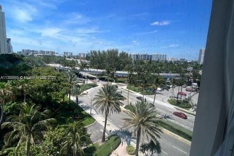 Condominio en venta en Sunny Isles Beach, Florida, 38.09 m2 № 2077086 - foto 2