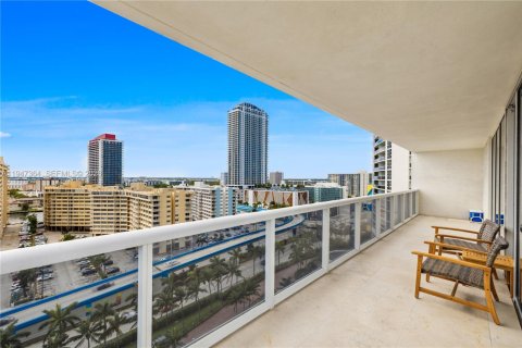 Condo in Hallandale Beach, Florida, 2 bedrooms  № 2052792 - photo 13