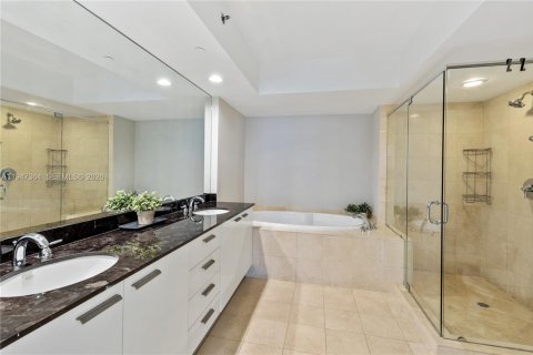 Condo in Hallandale Beach, Florida, 2 bedrooms  № 2052792 - photo 19