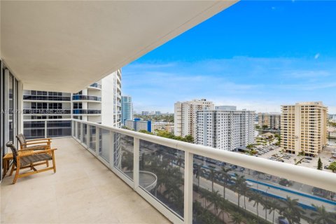 Condo in Hallandale Beach, Florida, 2 bedrooms  № 2052792 - photo 14