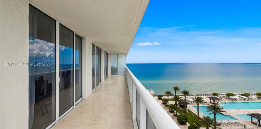 Condo in Hallandale Beach, Florida, 2 bedrooms  № 2052792