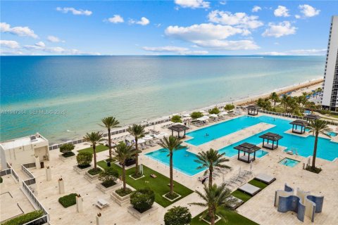 Condo in Hallandale Beach, Florida, 2 bedrooms  № 2052792 - photo 15