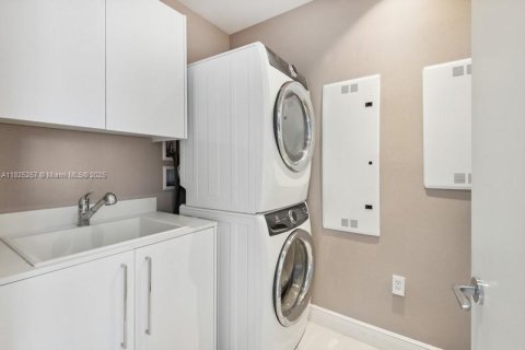 Condo in Sunny Isles Beach, Florida, 3 bedrooms  № 1808993 - photo 17