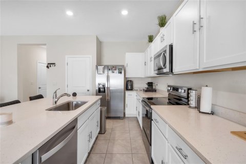 Townhouse in Land O' Lakes, Florida 3 bedrooms, 155.43 sq.m. № 2106124 - photo 13