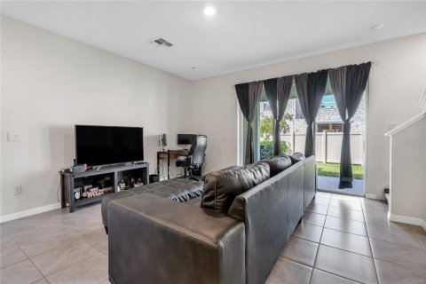 Townhouse in Land O' Lakes, Florida 3 bedrooms, 155.43 sq.m. № 2106124 - photo 10