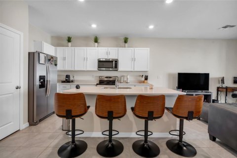 Townhouse in Land O' Lakes, Florida 3 bedrooms, 155.43 sq.m. № 2106124 - photo 7