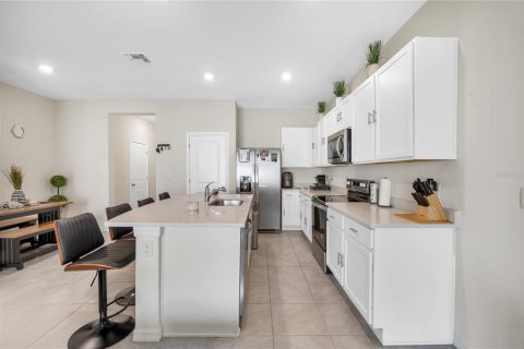 Townhouse in Land O' Lakes, Florida 3 bedrooms, 155.43 sq.m. № 2106124 - photo 14