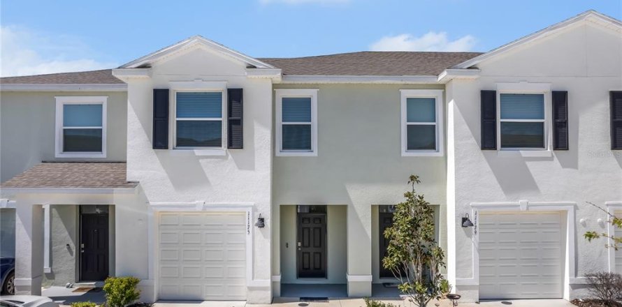 Townhouse in Land O' Lakes, Florida 3 bedrooms, 155.43 sq.m. № 2106124