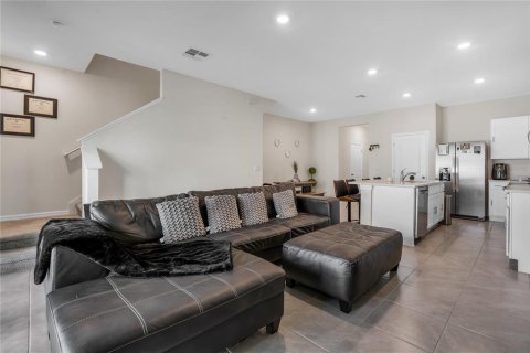 Townhouse in Land O' Lakes, Florida 3 bedrooms, 155.43 sq.m. № 2106124 - photo 11