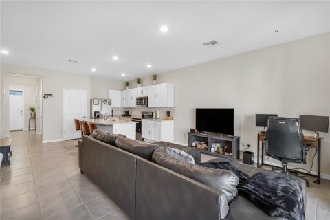 Townhouse in Land O' Lakes, Florida 3 bedrooms, 155.43 sq.m. № 2106124 - photo 12