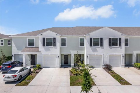 Townhouse in Land O' Lakes, Florida 3 bedrooms, 155.43 sq.m. № 2106124 - photo 2