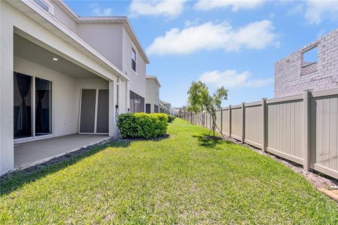Townhouse in Land O' Lakes, Florida 3 bedrooms, 155.43 sq.m. № 2106124 - photo 25