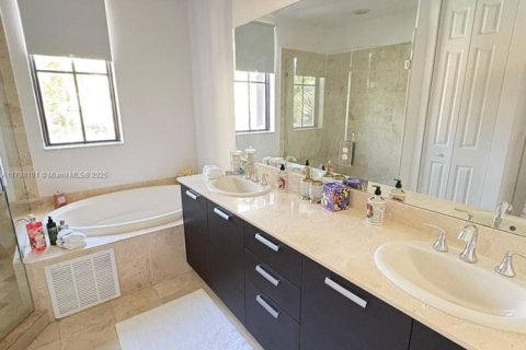 Touwnhouse à vendre à Doral, Floride: 4 chambres, 226.5 m2 № 1959702 - photo 7