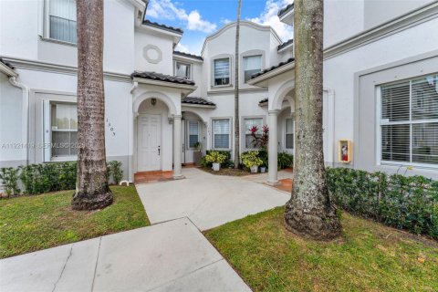 Townhouse in Doral, Florida 4 bedrooms, 164.99 sq.m. № 2039474 - photo 2