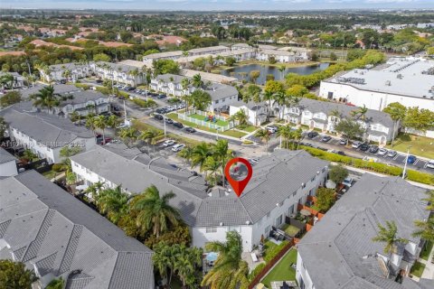 Townhouse in Doral, Florida 4 bedrooms, 164.99 sq.m. № 2039474 - photo 29