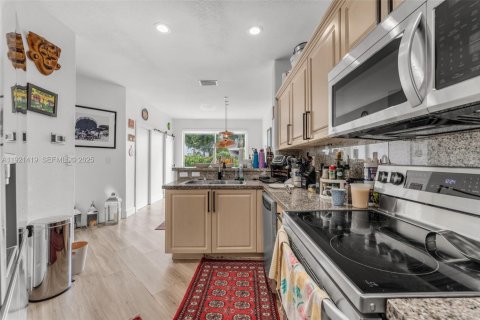 Townhouse in Doral, Florida 4 bedrooms, 164.99 sq.m. № 2039474 - photo 9