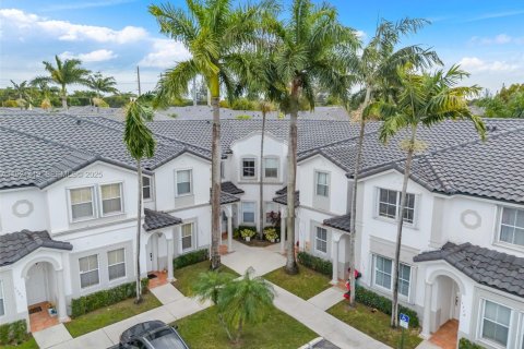 Adosado en Doral, Florida 5 dormitorios, 164.99 m2 № 2039474