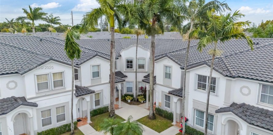 Townhouse in Doral, Florida 4 bedrooms, 164.99 sq.m. № 2039474