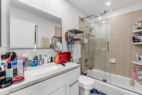 Townhouse in Doral, Florida 4 bedrooms, 164.99 sq.m. № 2039474 - photo 13