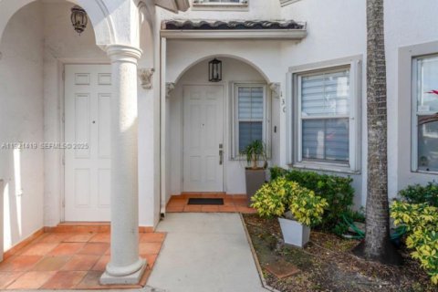 Townhouse in Doral, Florida 4 bedrooms, 164.99 sq.m. № 2039474 - photo 3