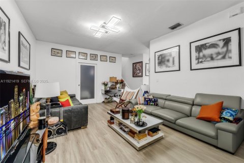 Townhouse in Doral, Florida 4 bedrooms, 164.99 sq.m. № 2039474 - photo 4