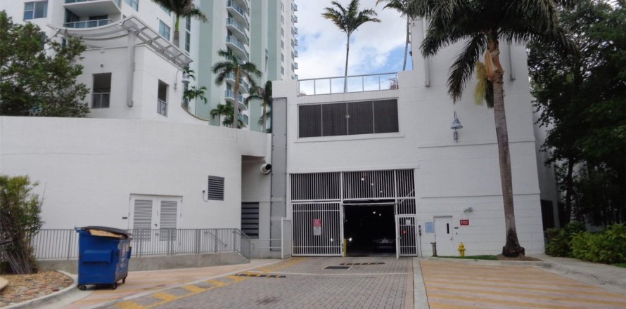 Condo in Sunrise, Florida, 3 bedrooms  № 1155795