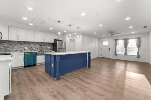 House in South Daytona, Florida 4 bedrooms, 148.64 sq.m. № 1724370 - photo 12