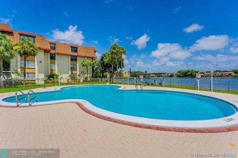 Condo in Miami, Florida, 2 bedrooms  № 2066165 - photo 11