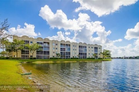 Condo in Miami, Florida, 2 bedrooms  № 2066165 - photo 2