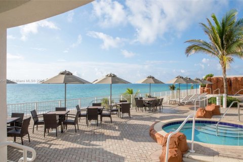 Condominio en venta en Sunny Isles Beach, Florida, 51.19 m2 № 2012204 - foto 13