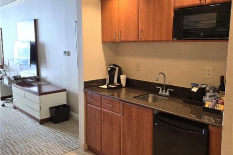 Condominio en venta en Sunny Isles Beach, Florida, 51.19 m2 № 2012204 - foto 7