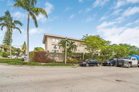 Commercial property in Miami Beach, Florida 411.46 sq.m. № 2036456 - photo 25