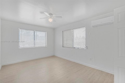 Commercial property in Miami Beach, Florida 411.46 sq.m. № 2036456 - photo 11