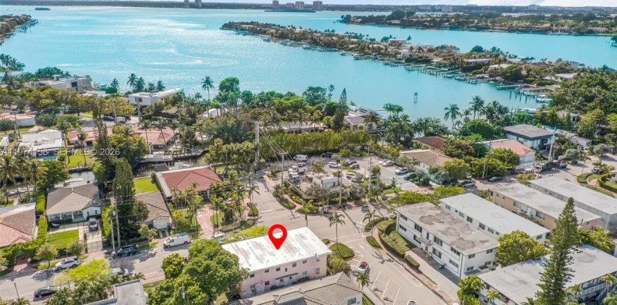 Commercial property in Miami Beach, Florida 411.46 sq.m. № 2036456